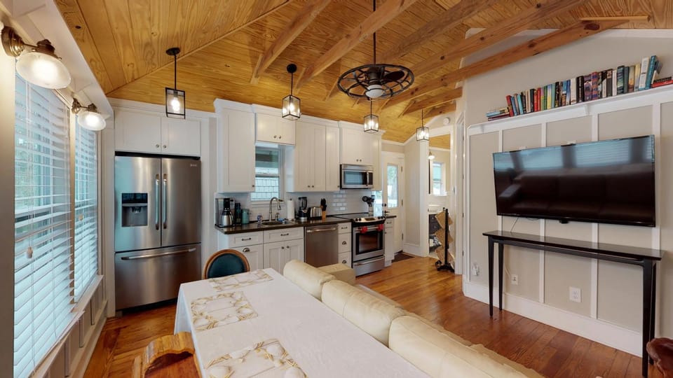 Renovated Romantic Guesthouse Historic Downtown Easy Half Mile Stroll - Beach only 3 Miles! House in Saint Augustine