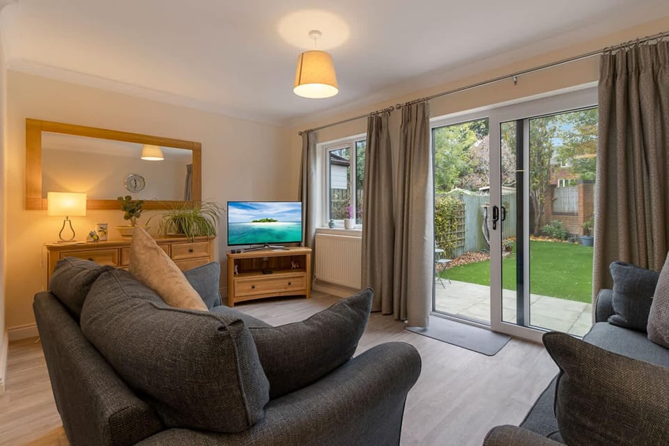 Patio, TV and multimedia, Living room, Decorative detail, Seating area, Evening entertainment, Pets, Pets, pet friendly