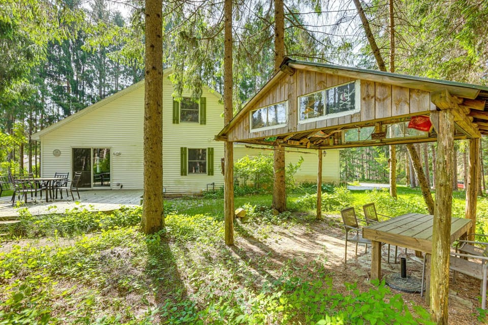 Golf Getaway in Cadillac: Deck + Putting Green House in Michigan