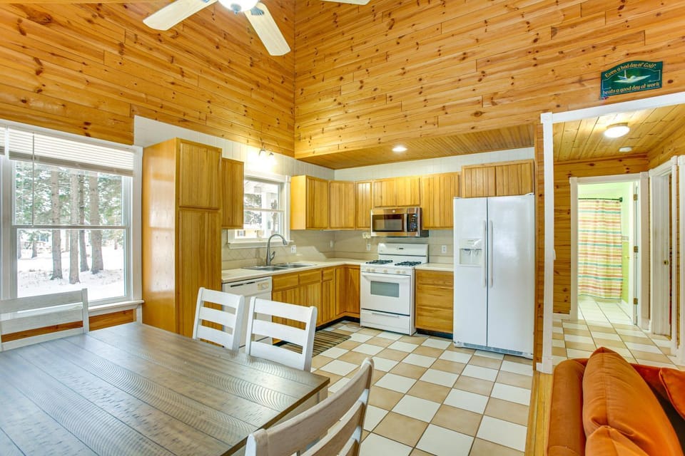 Golf Getaway in Cadillac: Deck + Putting Green House in Michigan