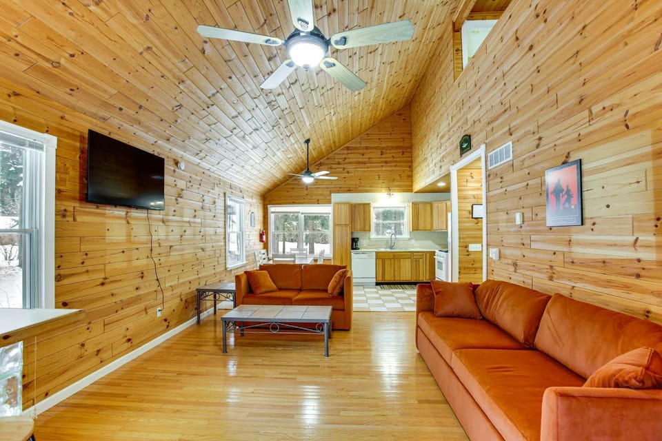 Golf Getaway in Cadillac: Deck + Putting Green House in Michigan