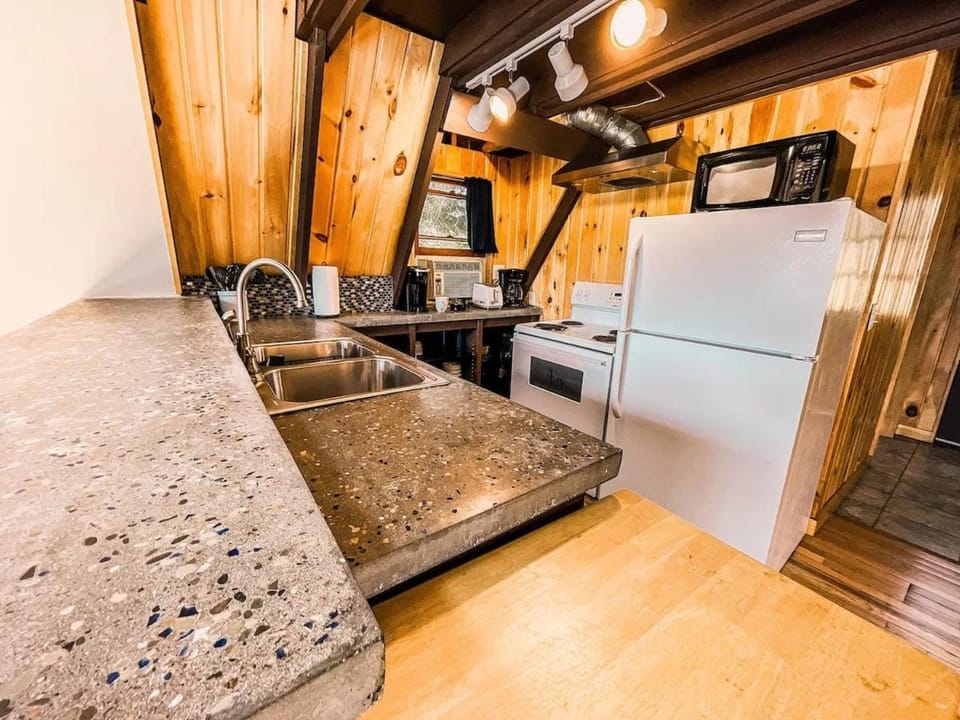 Whispering Waters, Hocking Hills, Hot Tub, Pond House in Perry Township