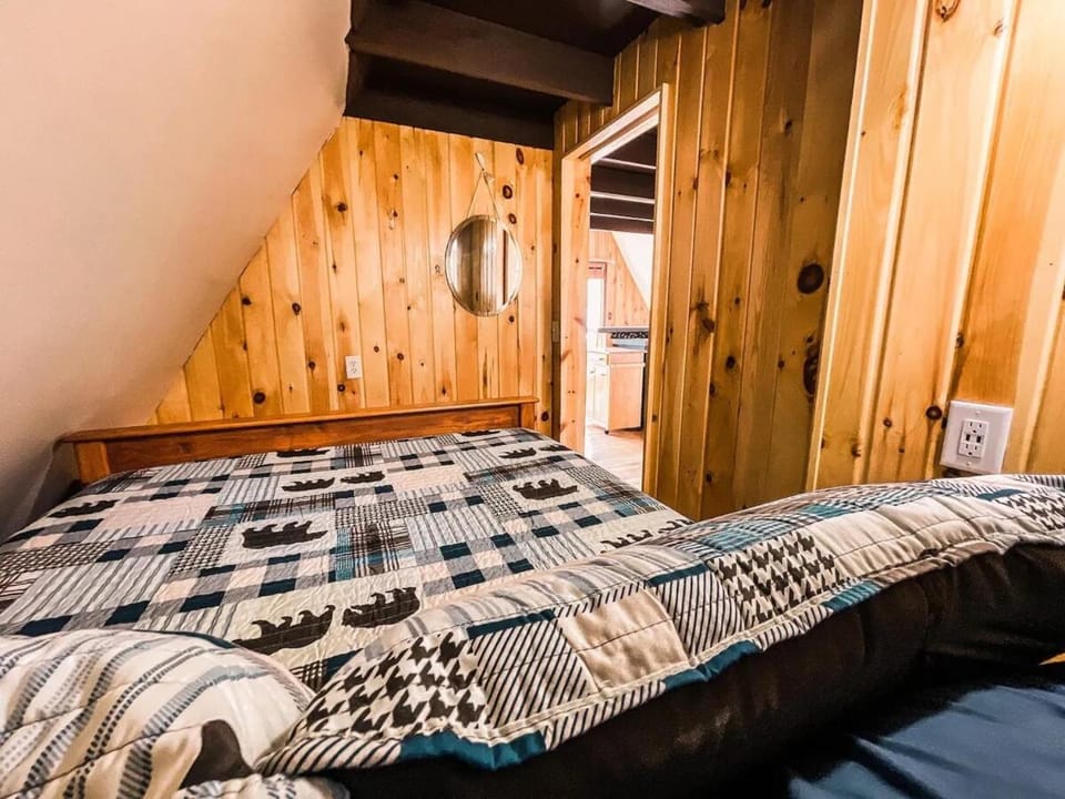 Whispering Waters, Hocking Hills, Hot Tub, Pond House in Perry Township