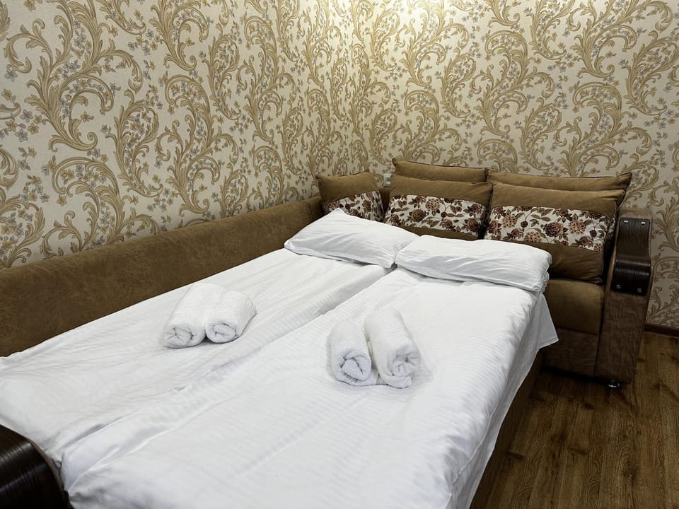 Bed, Bedroom, towels