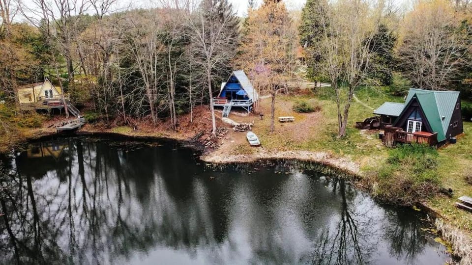 Edgewater Escape, Hocking Hills, Hot Tub, Pond House in Perry Township