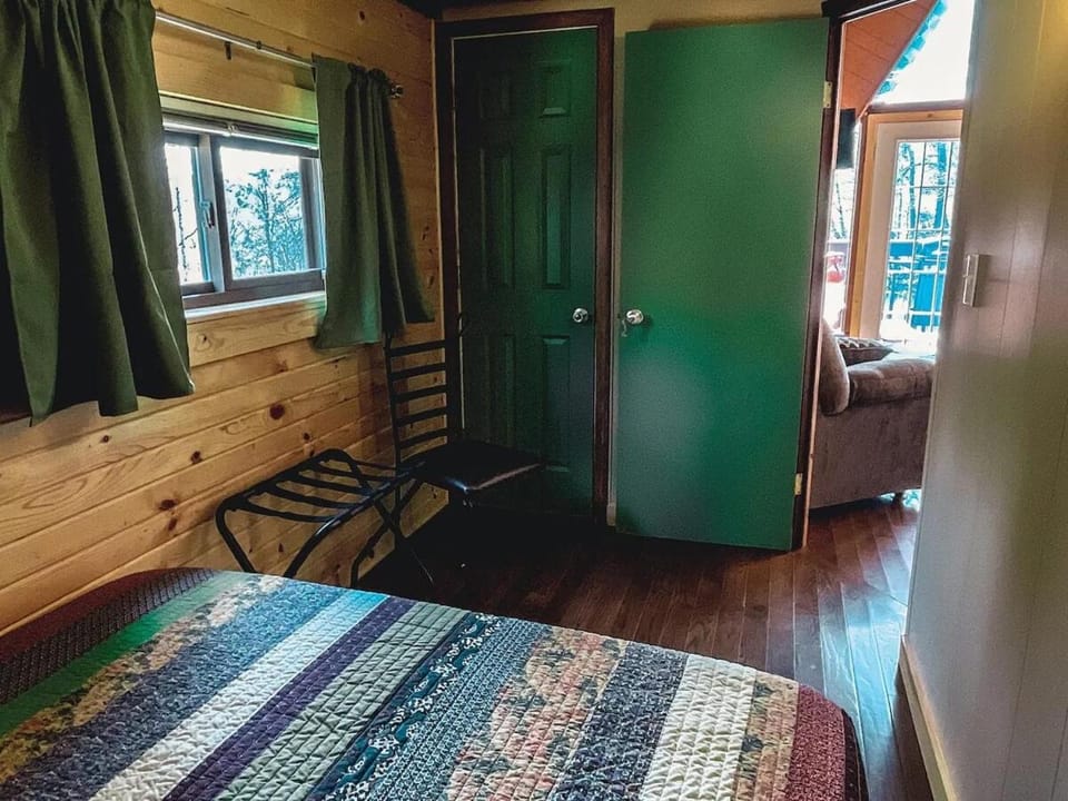 Edgewater Escape, Hocking Hills, Hot Tub, Pond House in Perry Township