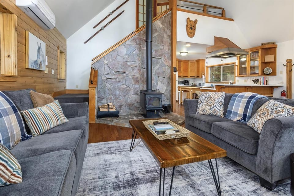 Cedar Grove Lodge | BBQ | Wifi, Hot tub, AC House in Washington