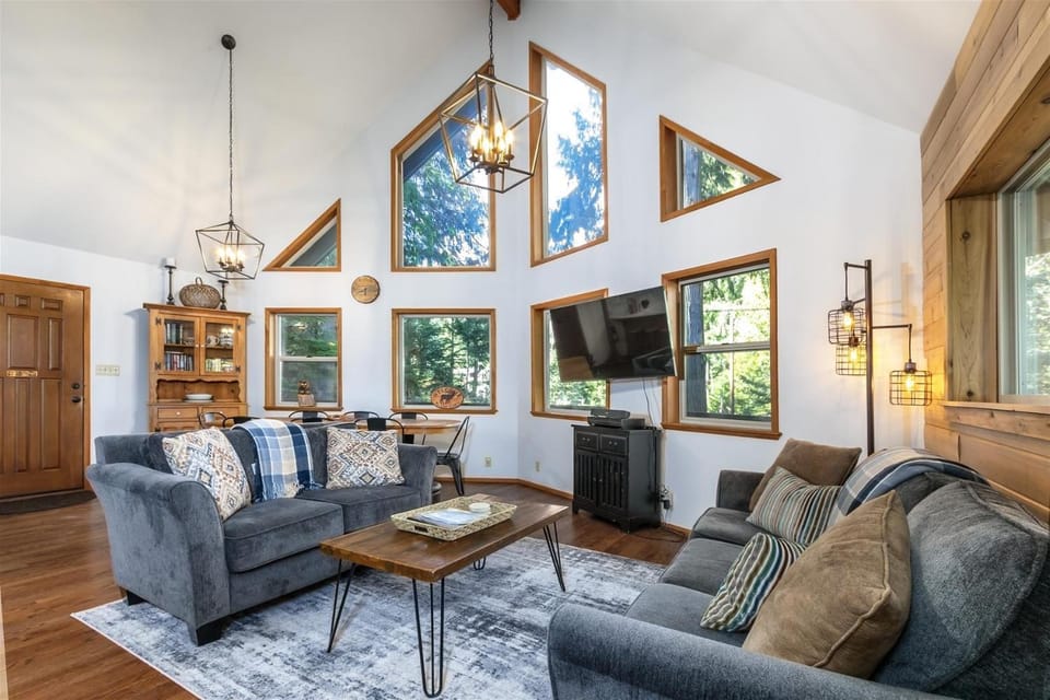 Cedar Grove Lodge | BBQ | Wifi, Hot tub, AC House in Washington