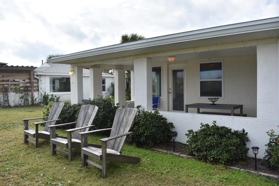 Cottage Three DIRECT OCEANFRONT Best Section of Beach - Steps to Beach -Walk to Restaurants House in Saint Augustine Beach