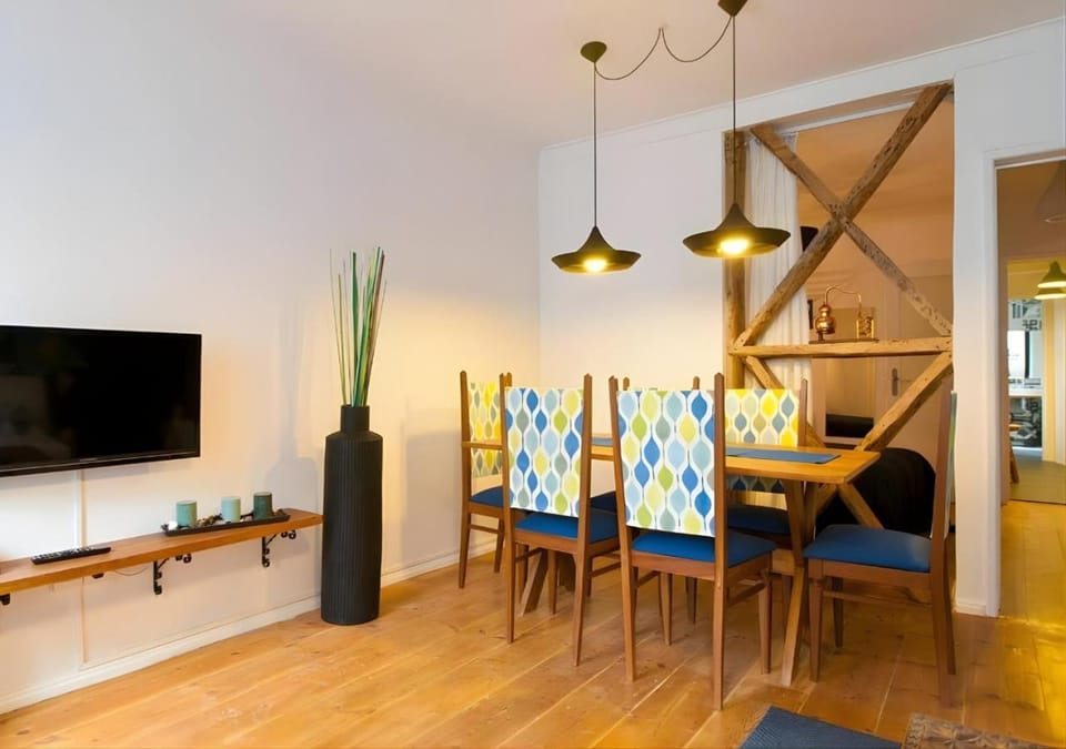 TV and multimedia, Living room, Seating area, Dining area