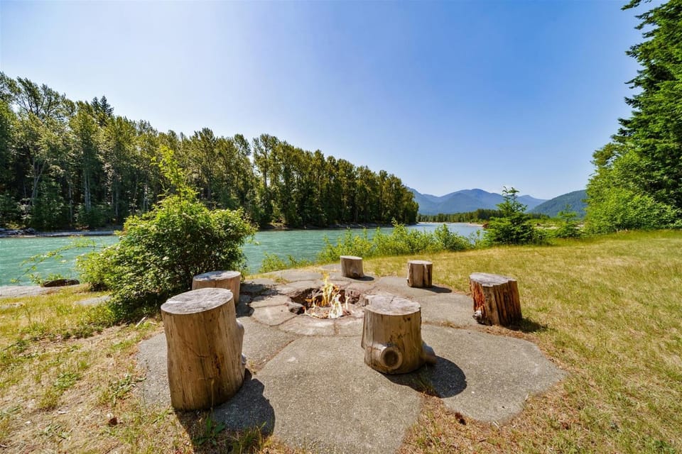 `Cowlitz River Cabin` | Riverside, Yard, AC, EV Cabin in Washington