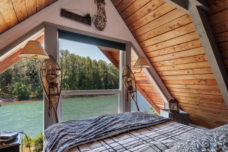 `Cowlitz River Cabin` | Riverside, Yard, AC, EV Cabin in Washington