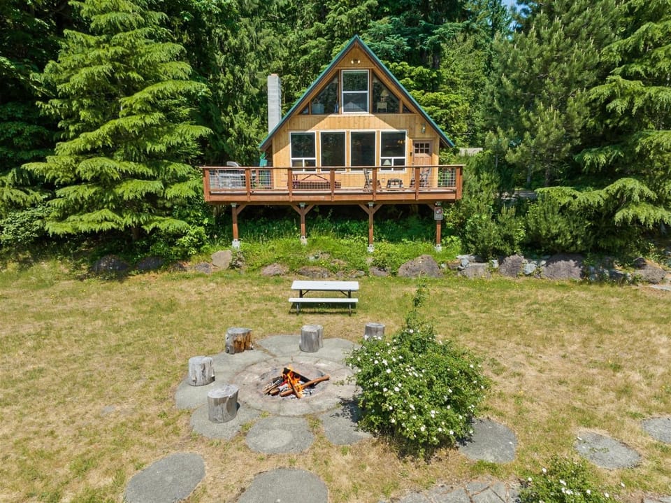 `Cowlitz River Cabin` | Riverside, Yard, AC, EV Cabin in Washington