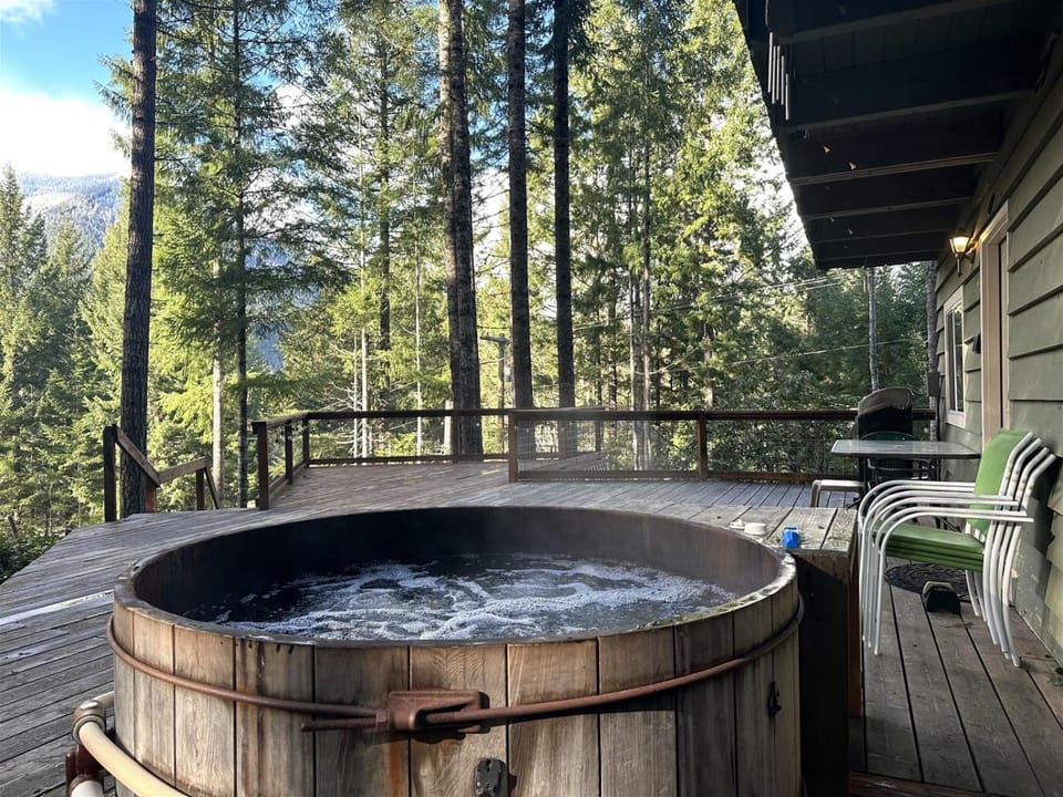 Culps Cascade | Wi-Fi, Woodstove, Cedar Hot tub House in Washington