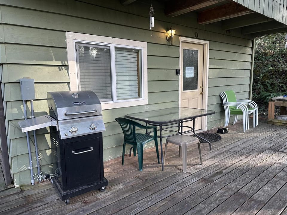 Culps Cascade | Wi-Fi, Woodstove, Cedar Hot tub House in Washington