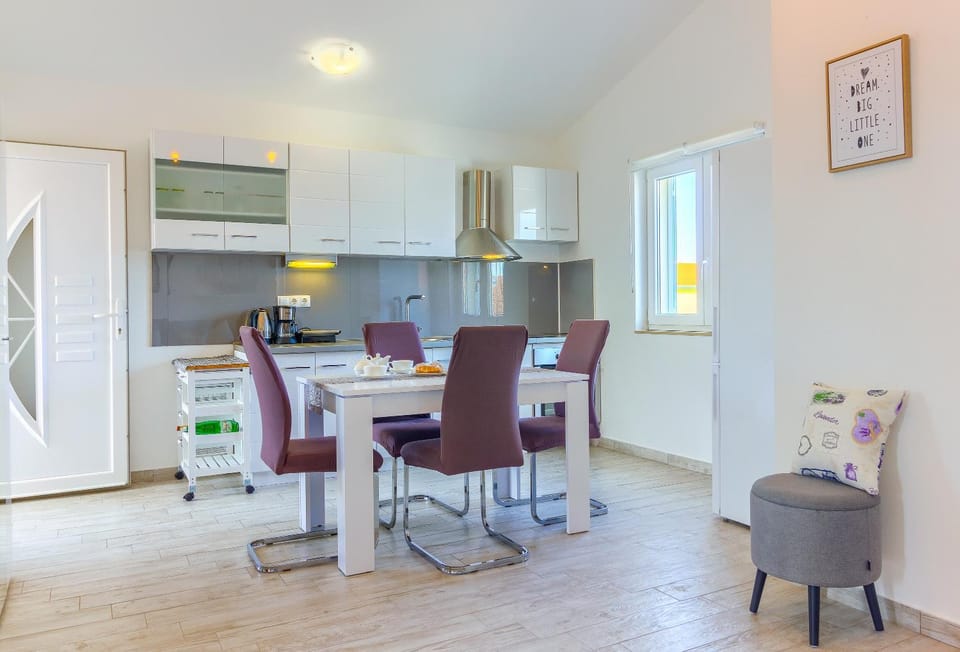 Kitchen or kitchenette, Seating area, Dining area, oven, stove