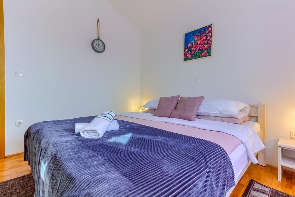 Bed, Photo of the whole room, Bedroom, towels