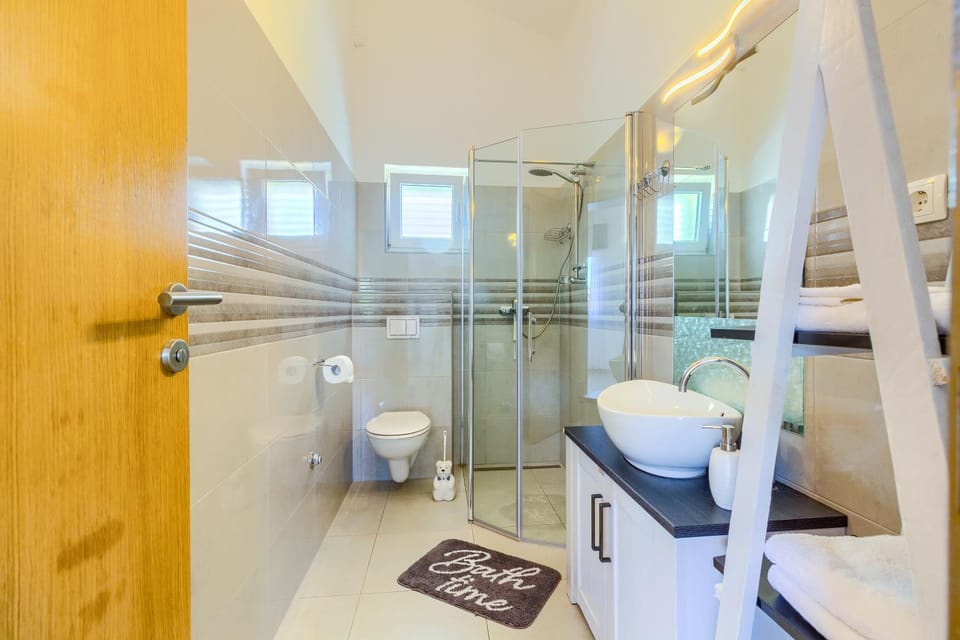 Shower, Toilet, Bathroom, towels