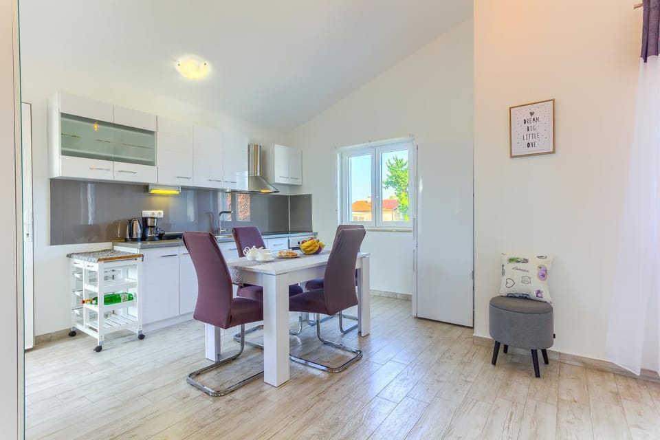Kitchen or kitchenette, Living room, Seating area, Dining area, oven, stove