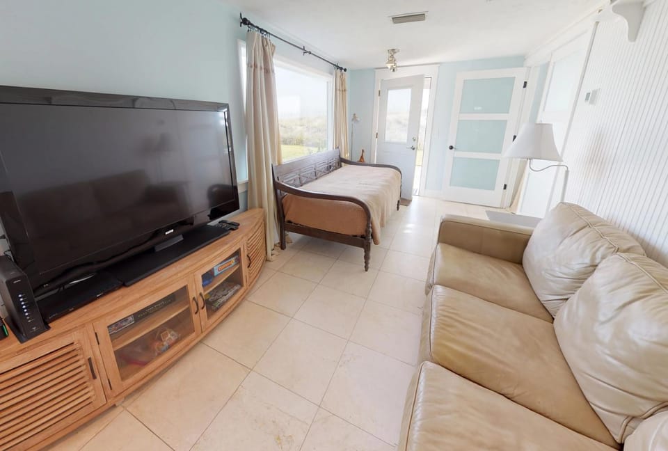 Cottage Four DIRECT OCEANFRONT Romantic Cottage Best Beach - Walk to Restaurants - Downtown only 5 Miles House in Saint Augustine Beach