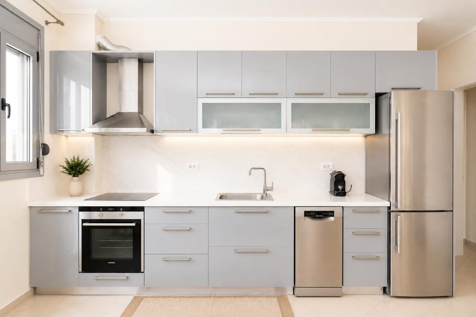 Coffee/tea facilities, Kitchen or kitchenette, dishwasher, oven, stove
