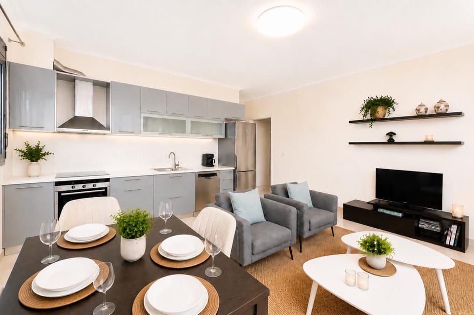 TV and multimedia, Kitchen or kitchenette, Living room, Seating area, Dining area, stove