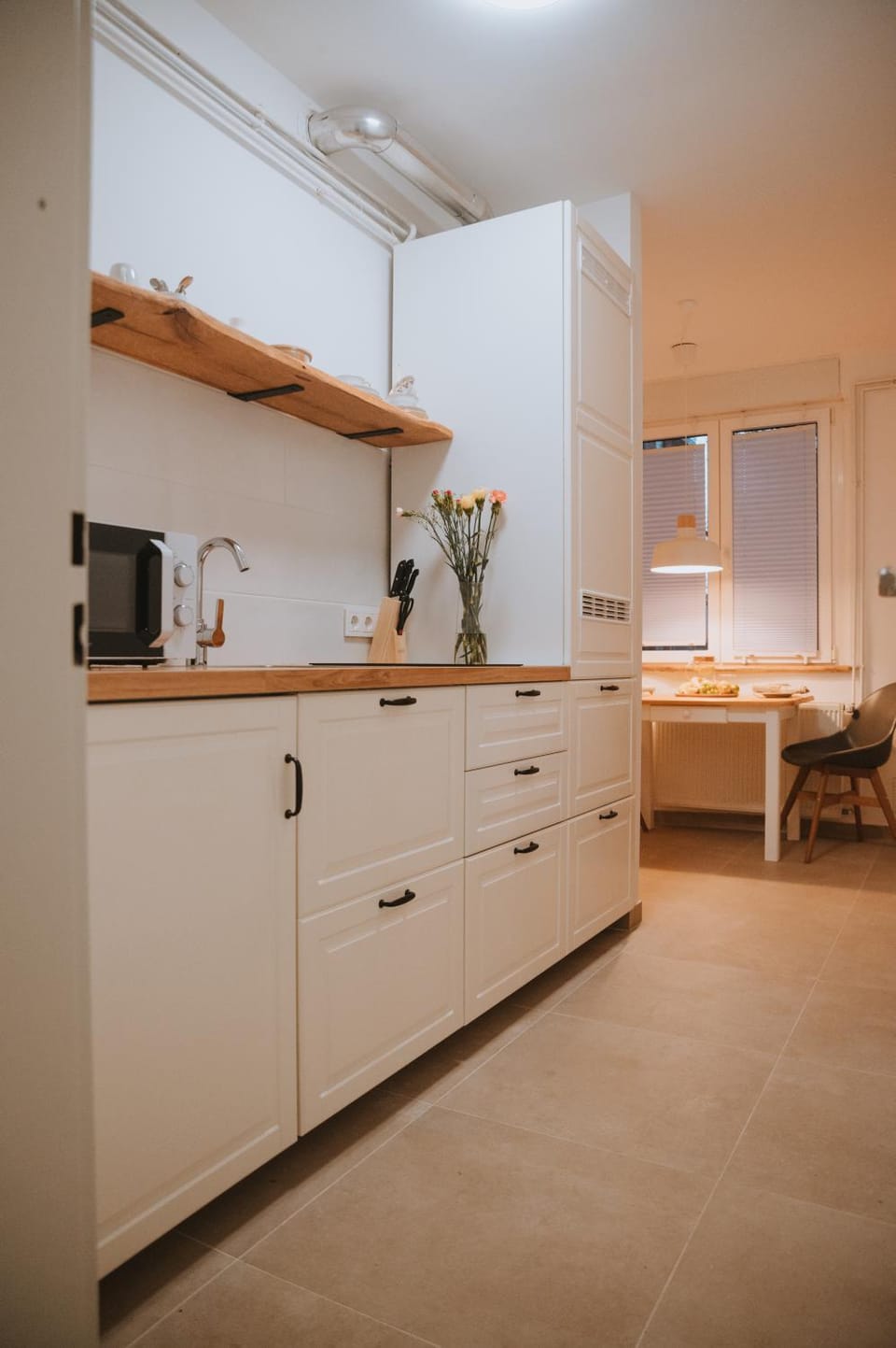 Kitchen or kitchenette, Dining area, minibar, stove