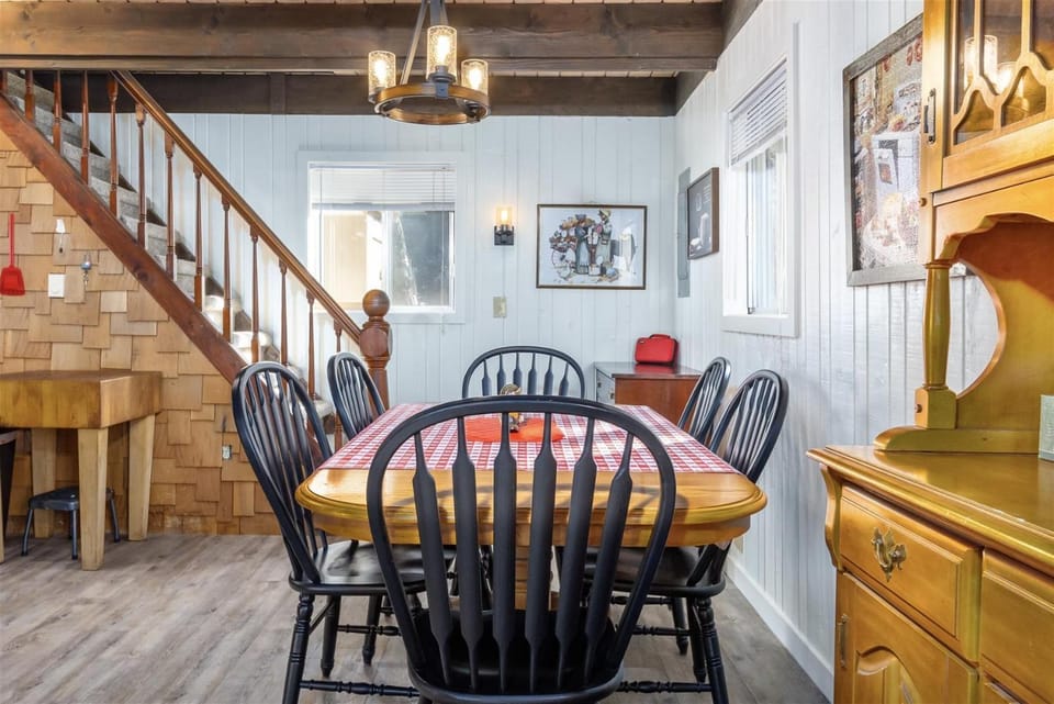 Glacier Peak Getaway | Wifi, Fireplace, Lower Timb House in Washington