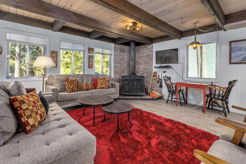 Glacier Peak Getaway | Wifi, Fireplace, Lower Timb House in Washington