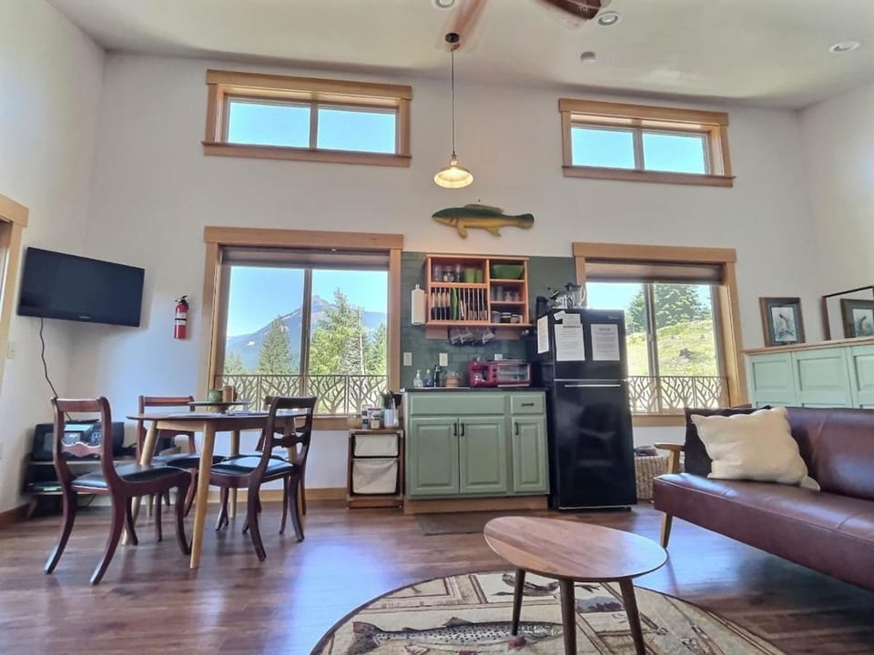Little Big Fish | Wifi, BBQ, AC ,Rainier View House in Washington