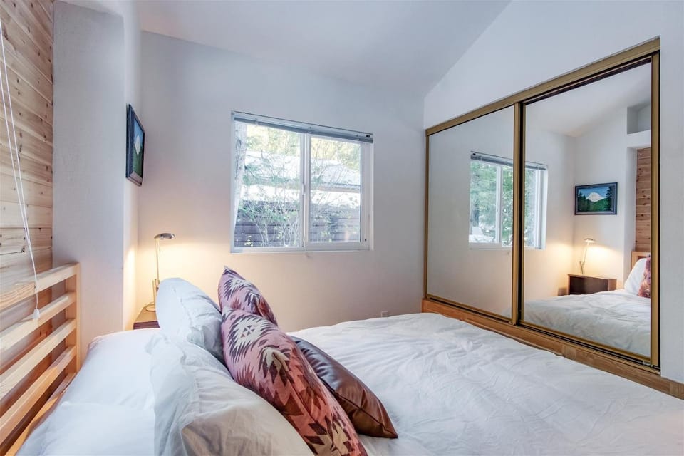 Minimalist Hideaway | WiFi, BBQ, Smart TV, Close t House in Washington