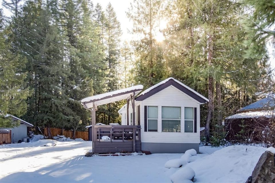 Minimalist Hideaway | WiFi, BBQ, Smart TV, Close t House in Washington
