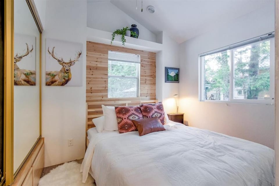 Minimalist Hideaway | WiFi, BBQ, Smart TV, Close t House in Washington