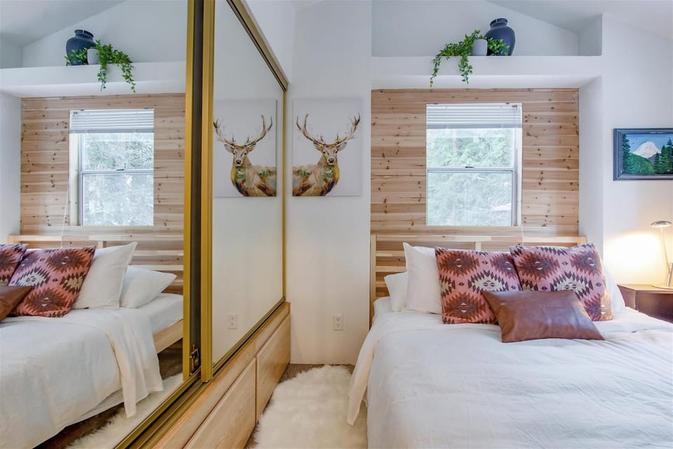 Minimalist Hideaway | WiFi, BBQ, Smart TV, Close t House in Washington