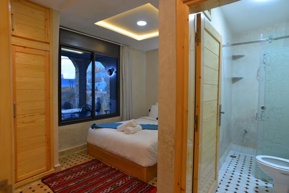 Shower, Toilet, Bed, Bathroom, Photo of the whole room, Bedroom, Bath, towels