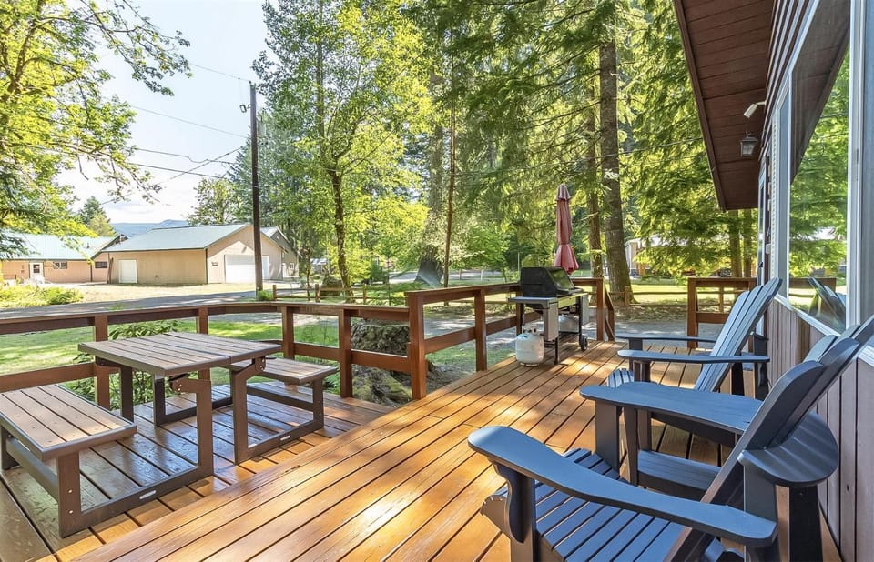 Elk Country Cabin | Wood Stove, BBQ, EV Charger Cabin in Washington