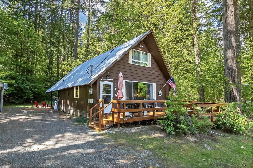 Elk Country Cabin | Wood Stove, BBQ, EV Charger Cabin in Washington