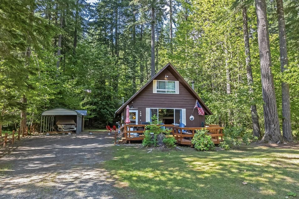 Elk Country Cabin | Wood Stove, BBQ, EV Charger Cabin in Washington
