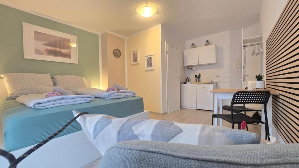 Bed, TV and multimedia, Kitchen or kitchenette, Photo of the whole room, Decorative detail, Seating area, Dining area, Bedroom, minibar, towels