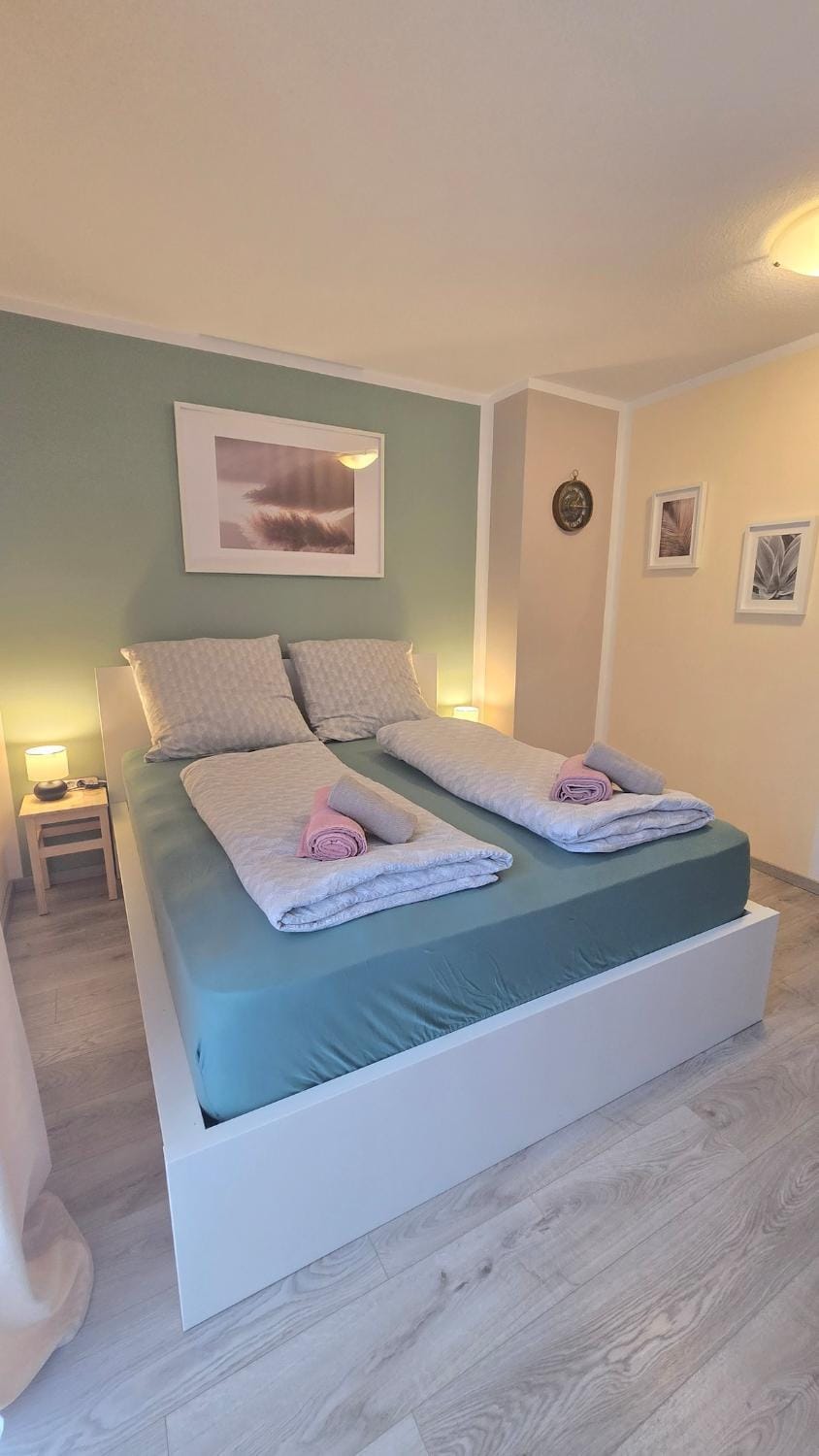 Bed, Photo of the whole room, Bedroom, towels