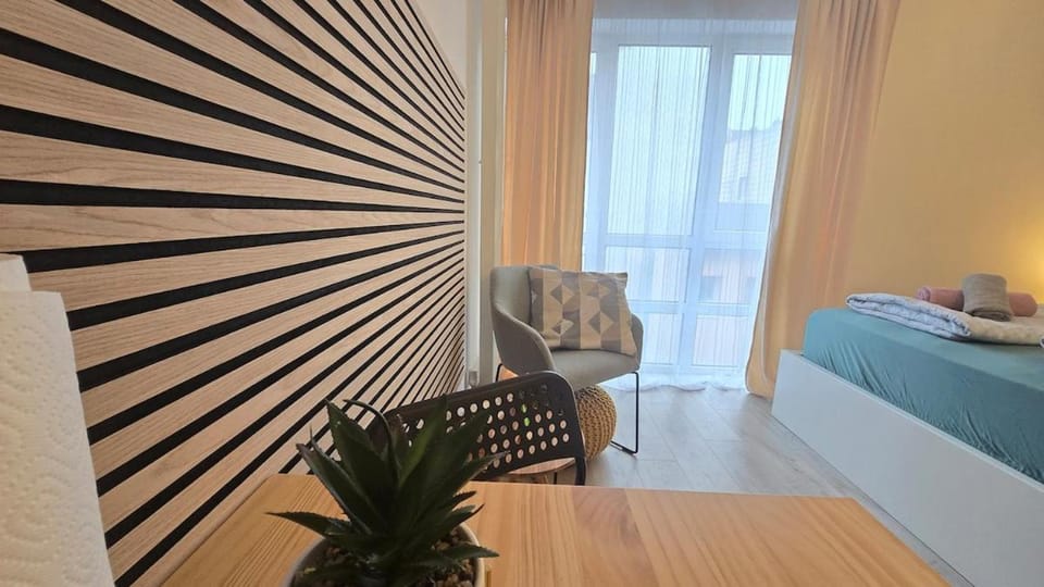 Bed, TV and multimedia, Living room, Photo of the whole room, Seating area, Bedroom, internet