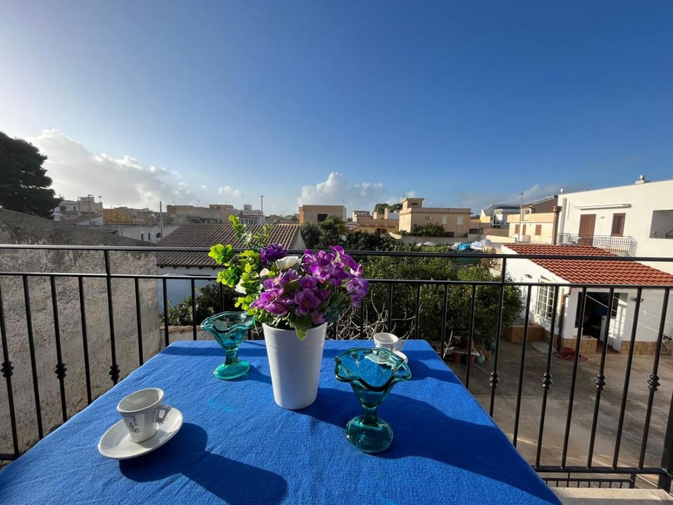 Coffee/tea facilities, Balcony/Terrace, City view