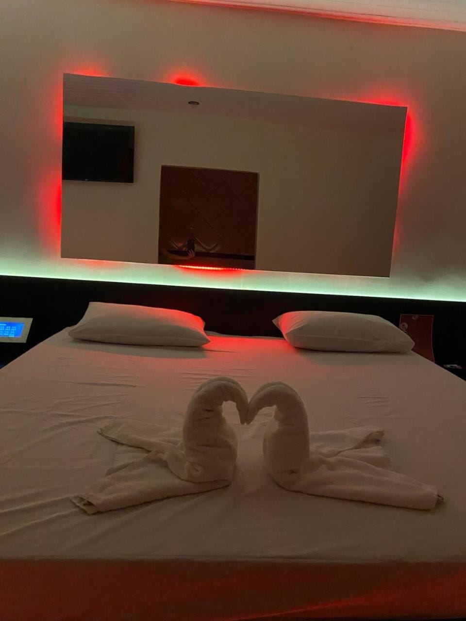 Bed, towels