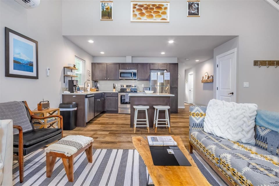 S`more Shack | Hot Tub, Wifi, AC, EV LVL2 House in Washington