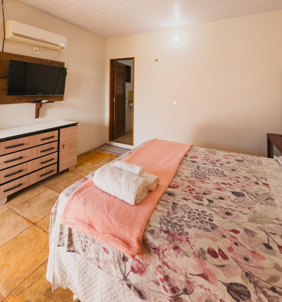 Bed, TV and multimedia, Photo of the whole room, Bedroom, towels, air conditioner