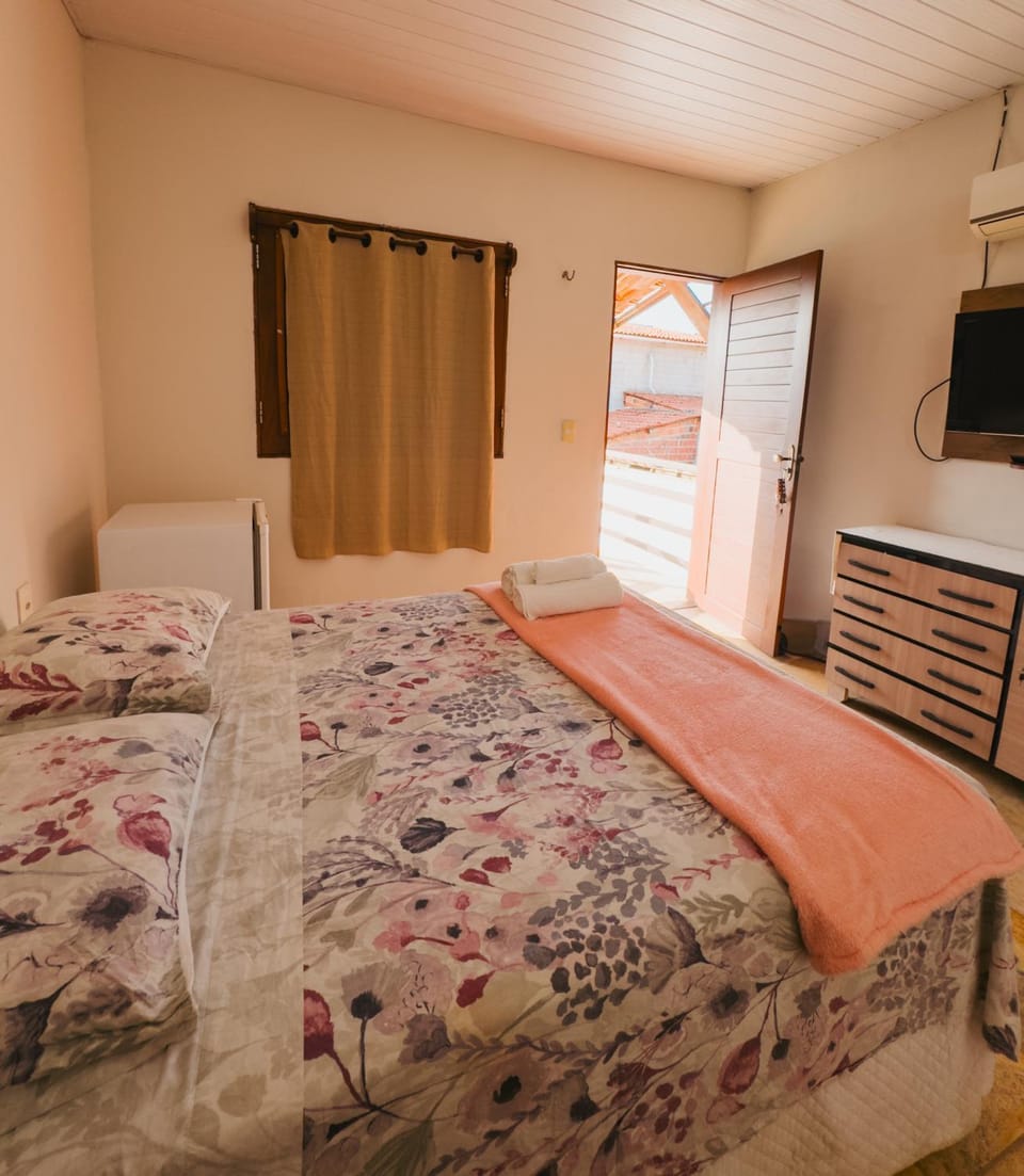Bed, TV and multimedia, Bedroom