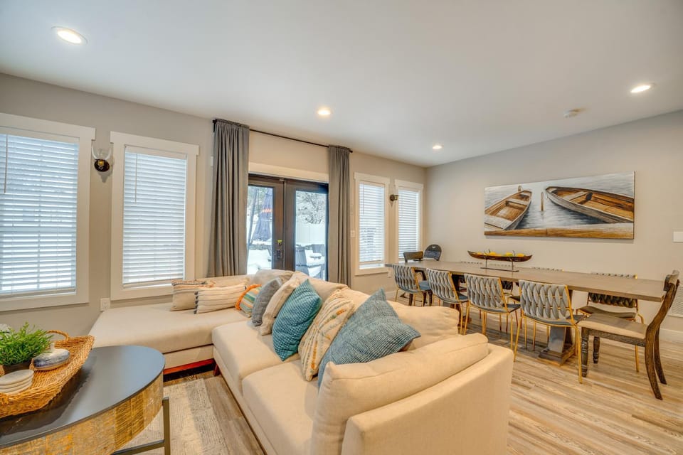 Hot Tub & Game Room! Chelan Getaway, Walk to Dtwn House in Chelan (In Town)