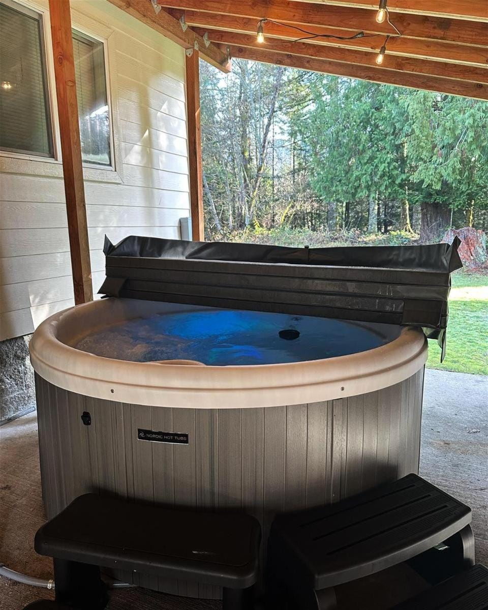 Little Woods Outpost | Wifi, AC, Hot tub House in Washington