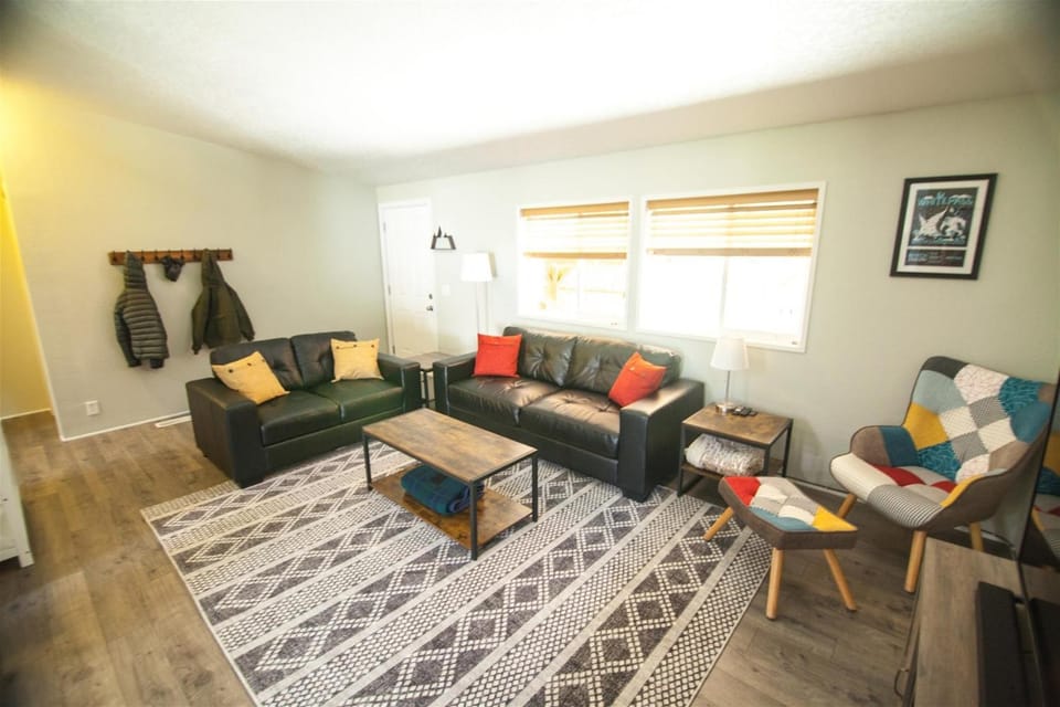 Little Woods Outpost | Wifi, AC, Hot tub House in Washington