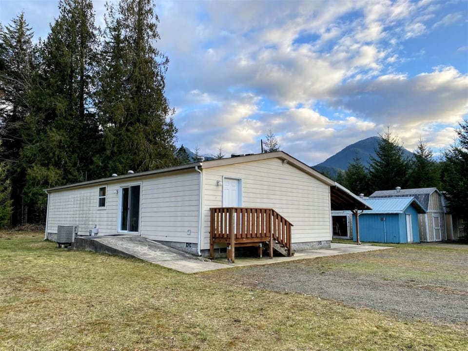 Little Woods Outpost | Wifi, AC, Hot tub House in Washington